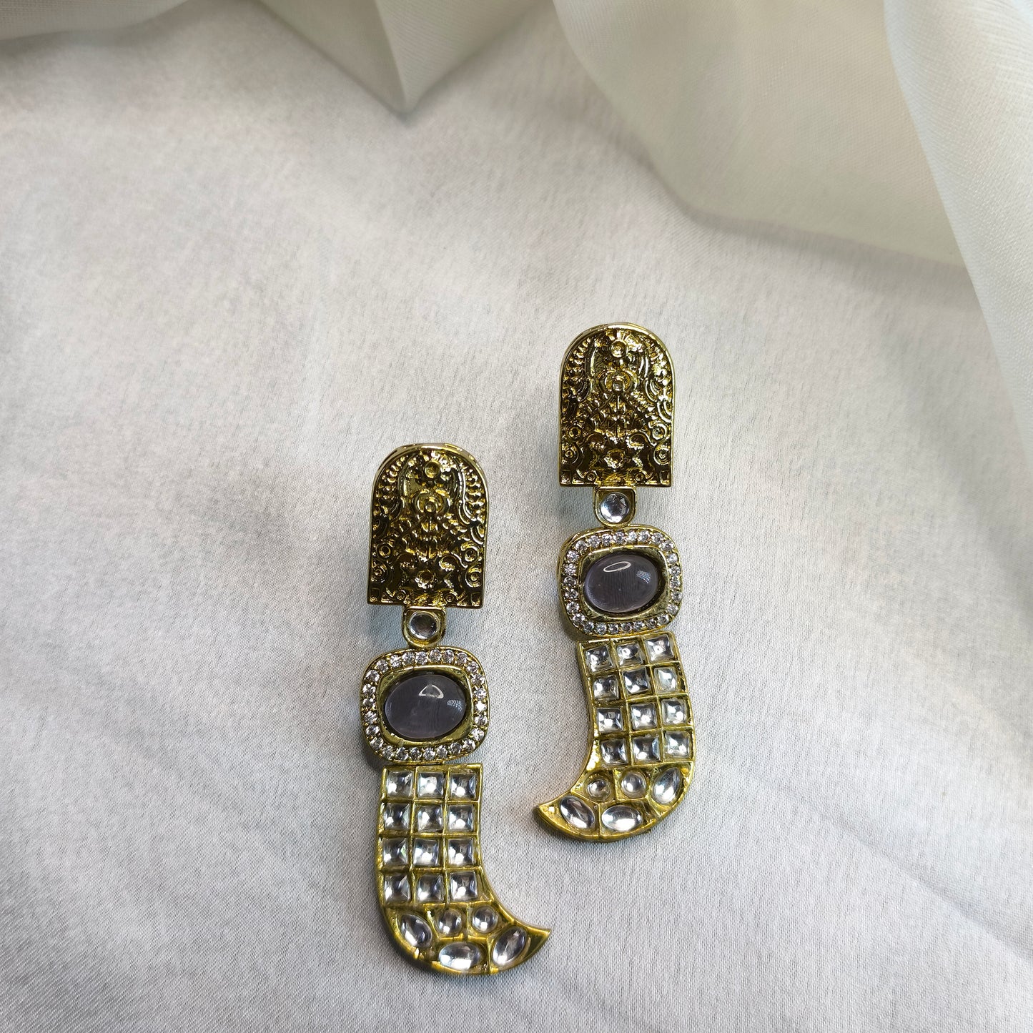 Riwaayat Antique Kundan Drops Earrings